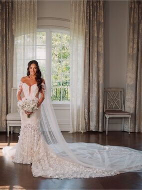 Elegant Off-Shoulder Lace Mermaid Wedding Dress in Ivory